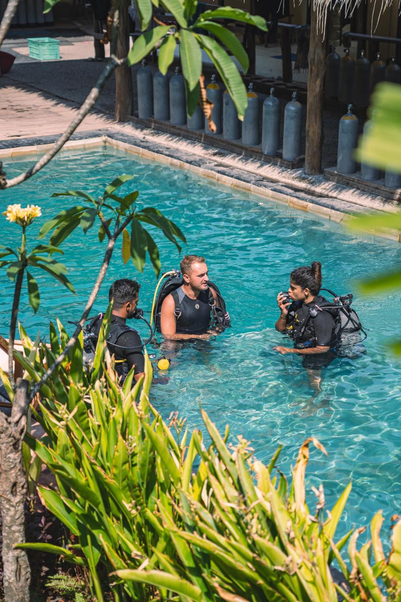 Gili Divers Hotel Гили Траванган Экстерьер фото