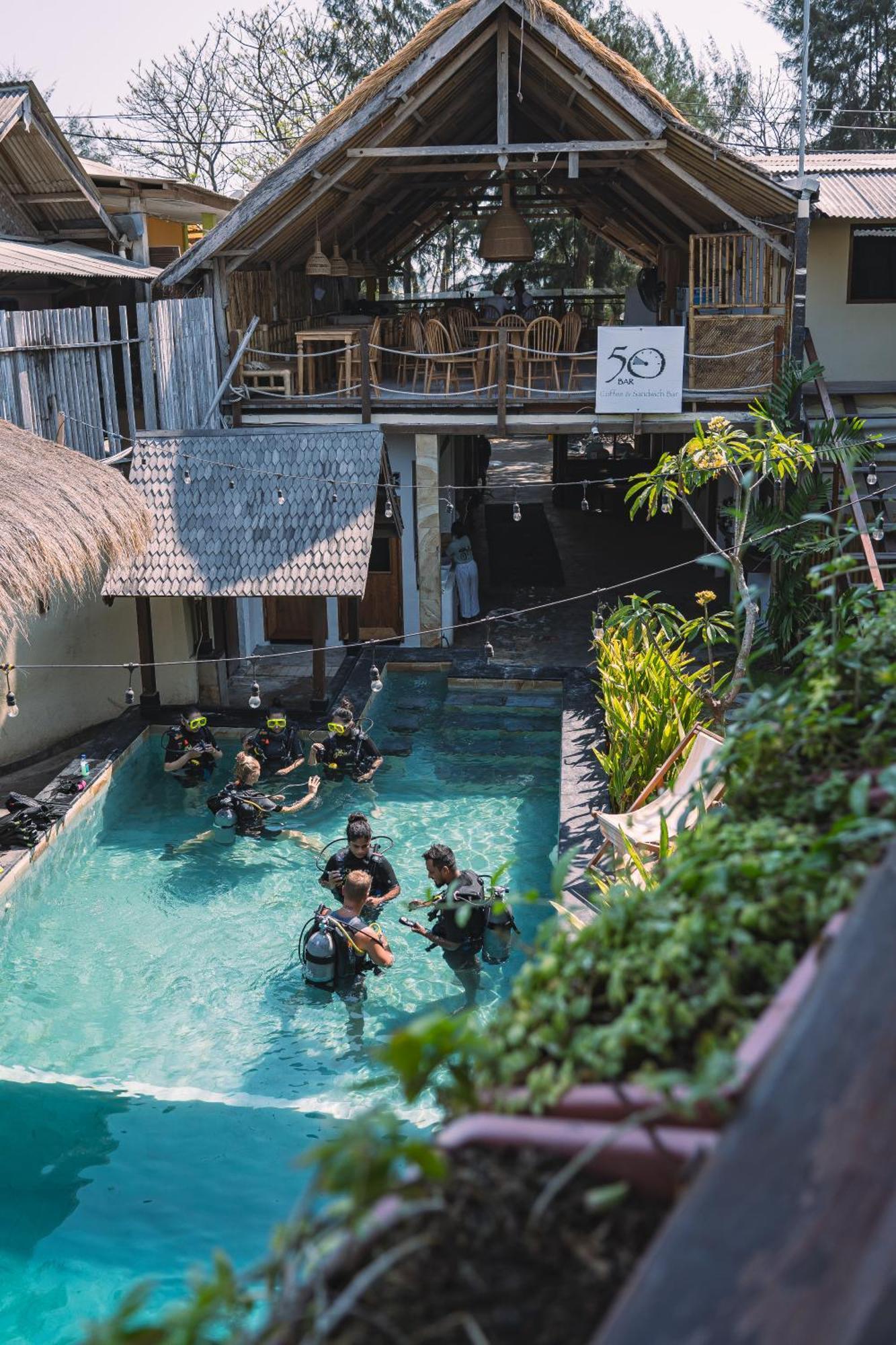 Gili Divers Hotel Гили Траванган Экстерьер фото